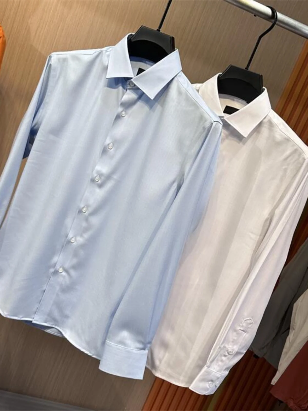 

Мужская рубашка премиум-класса с 40-ниточным плетением, из полиэстера с обработкой жидким аммиаком, немнущаяся, не требующая глажки, для весны, осени и зимы, высококачественная, приталенного кроя, с длинным рукавом.