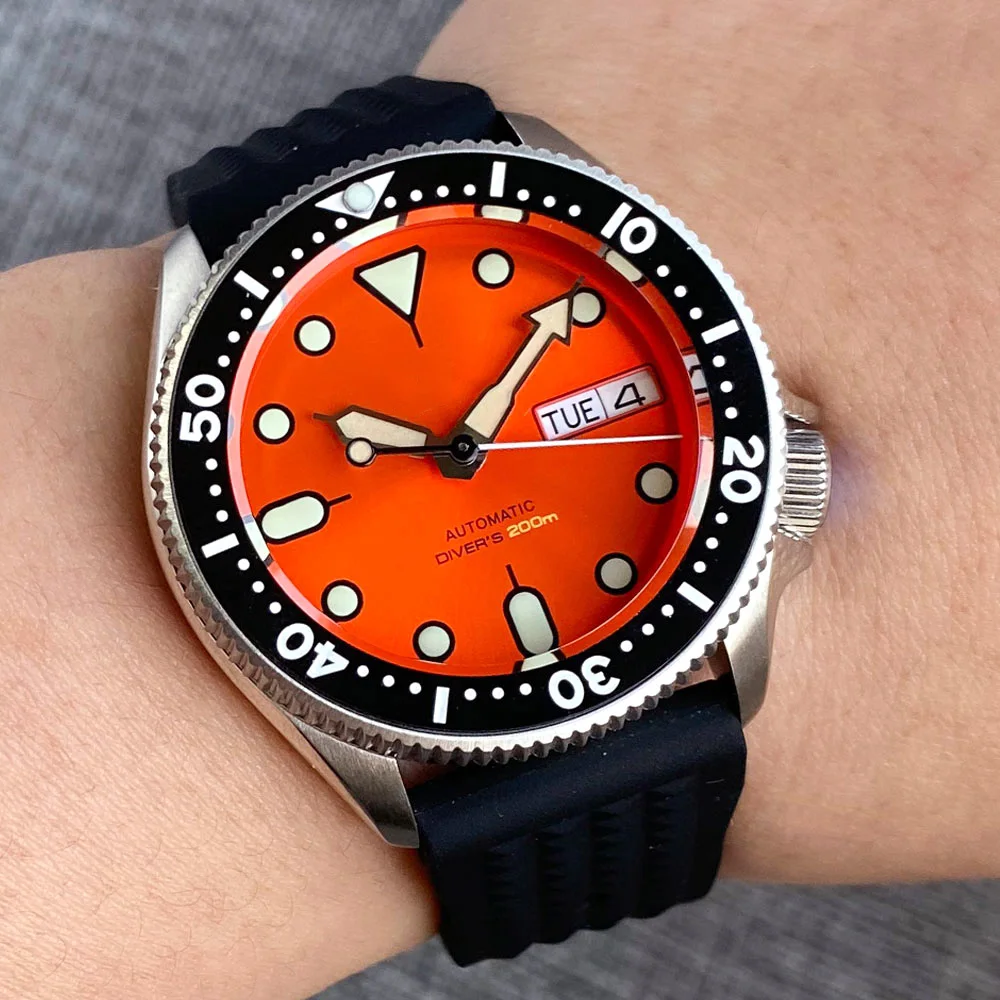 37mm Day/Date NH36A Automatic Movement Men Dive Watch Orange Dial 20ATM Green Luminous Mark Sapphire Glass Ceramic Bezel Rubber