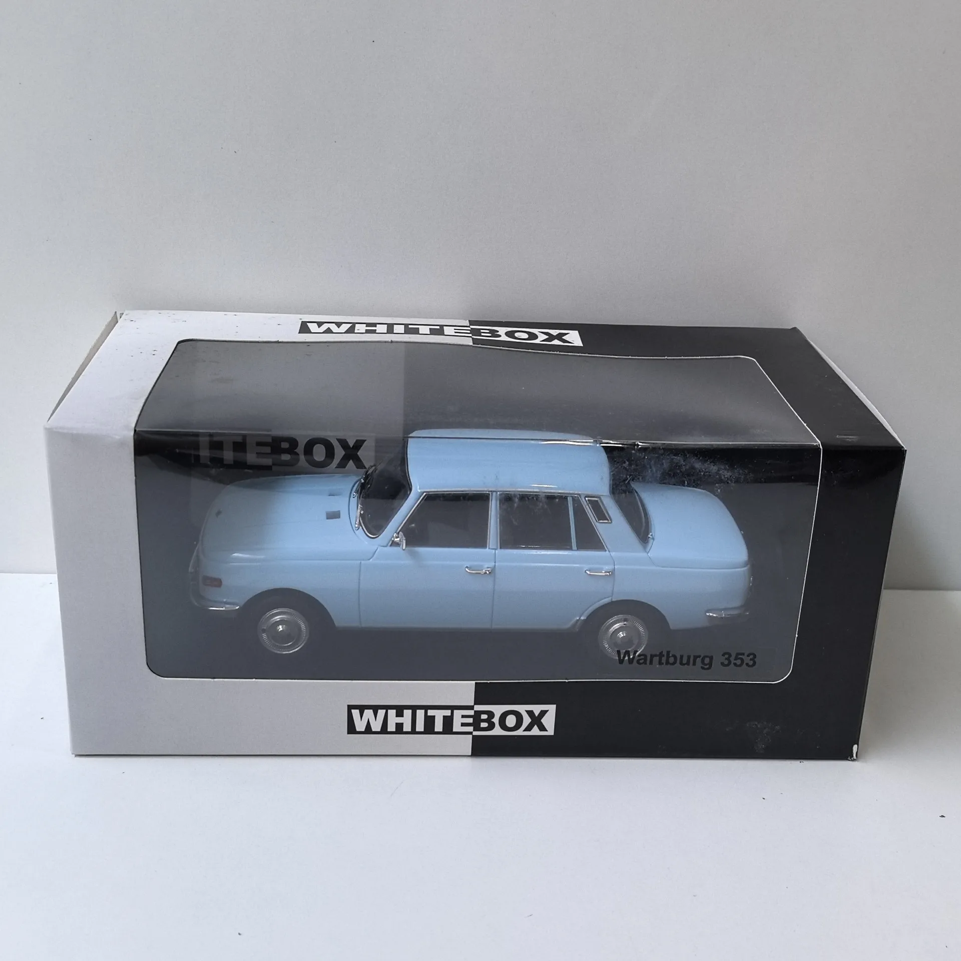 

Diecast WHITEBOX 1/24 Scale Wartburg 353 Car Alloy Car Model Collectible Toy Gift Souvenir Display Ornament