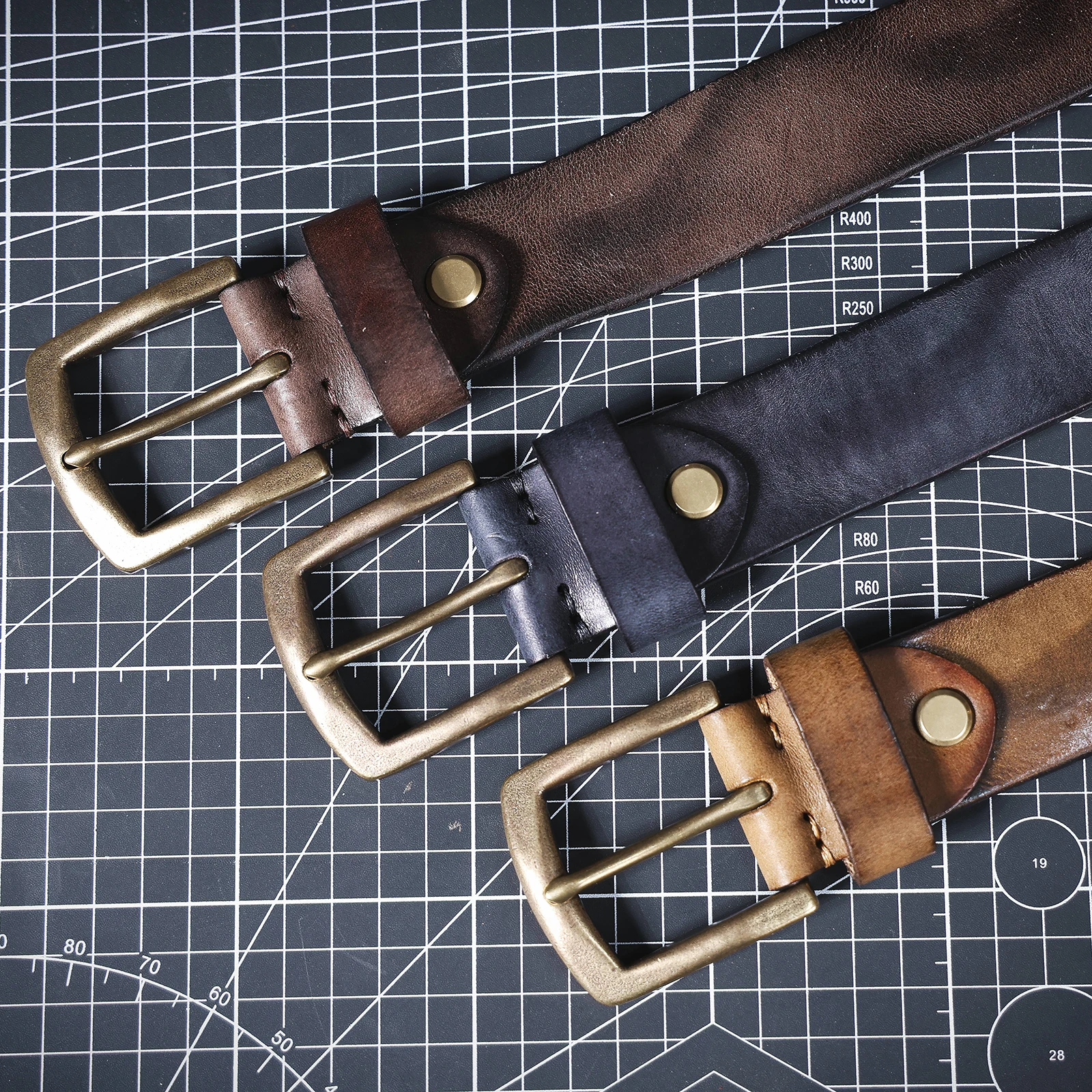 S.WORKER Klassischer dicker Herrengürtel aus echtem Leder, Messing-Dornschließe, vollnarbiges Rindsleder, Vintage-Freizeitgürtel für Jeans, mit Geschenkbox – Detail 8