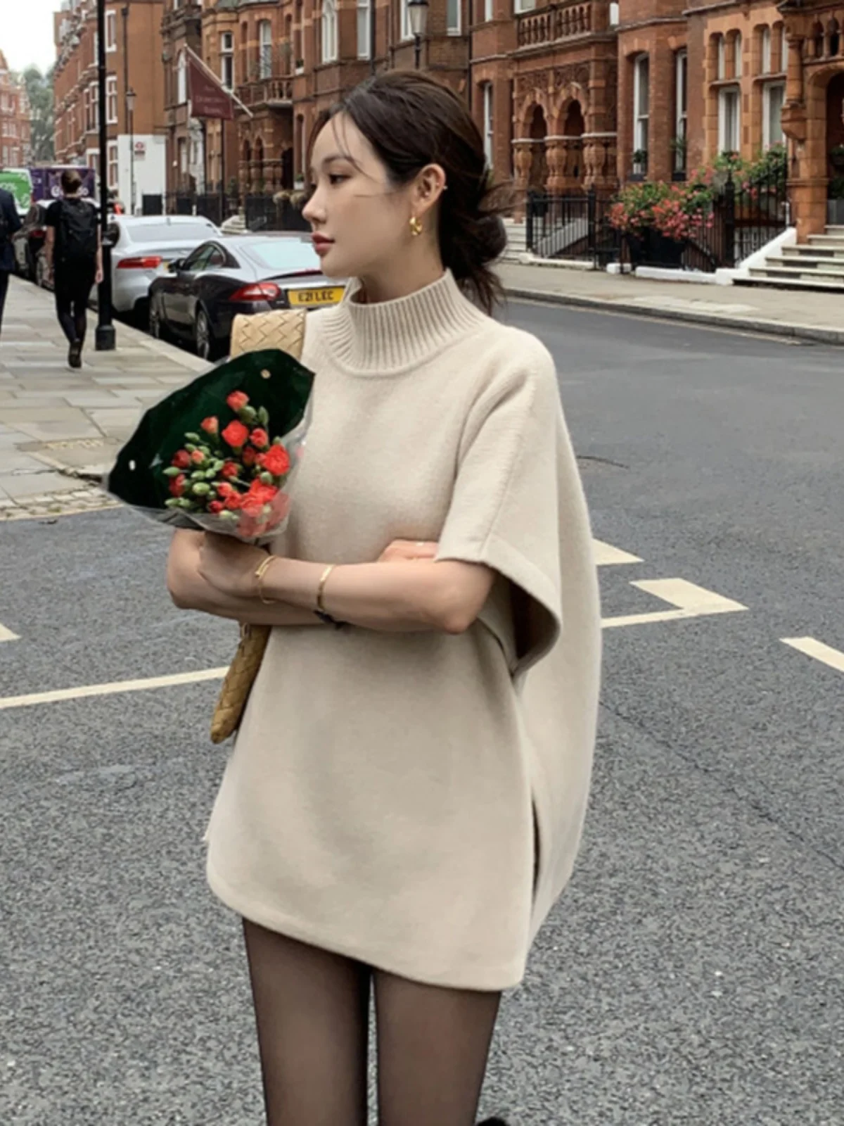 ファッショナブルなオーバーサイズニットウェア女性のショルダーショールハーフハイカラー冬暖かいルーズフィットセータートレンディな通勤スタイル