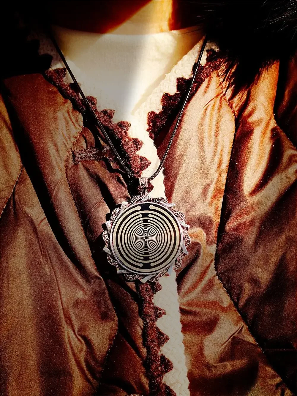 Polarizing disc necklace Multi-frequency oscillator Magnetic field Electromagnetic antenna Body protection pendant