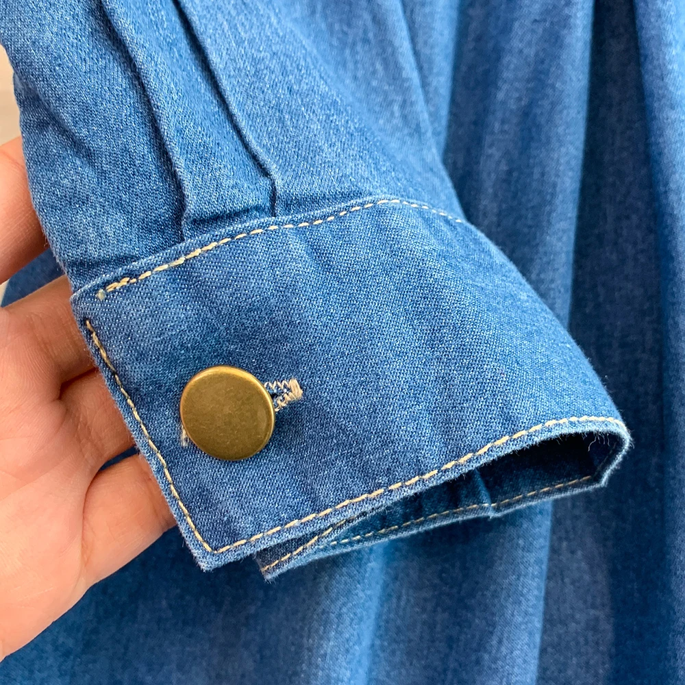 Sukienka damska dżinsowa w stylu retro, ciemnoniebieska, z klapami, bufiastymi rękawami, jednorzędowym zapięciem na metalowe guziki, kieszeniami, podkreślająca talię, z rozcięciem, sukienka koszulowa.