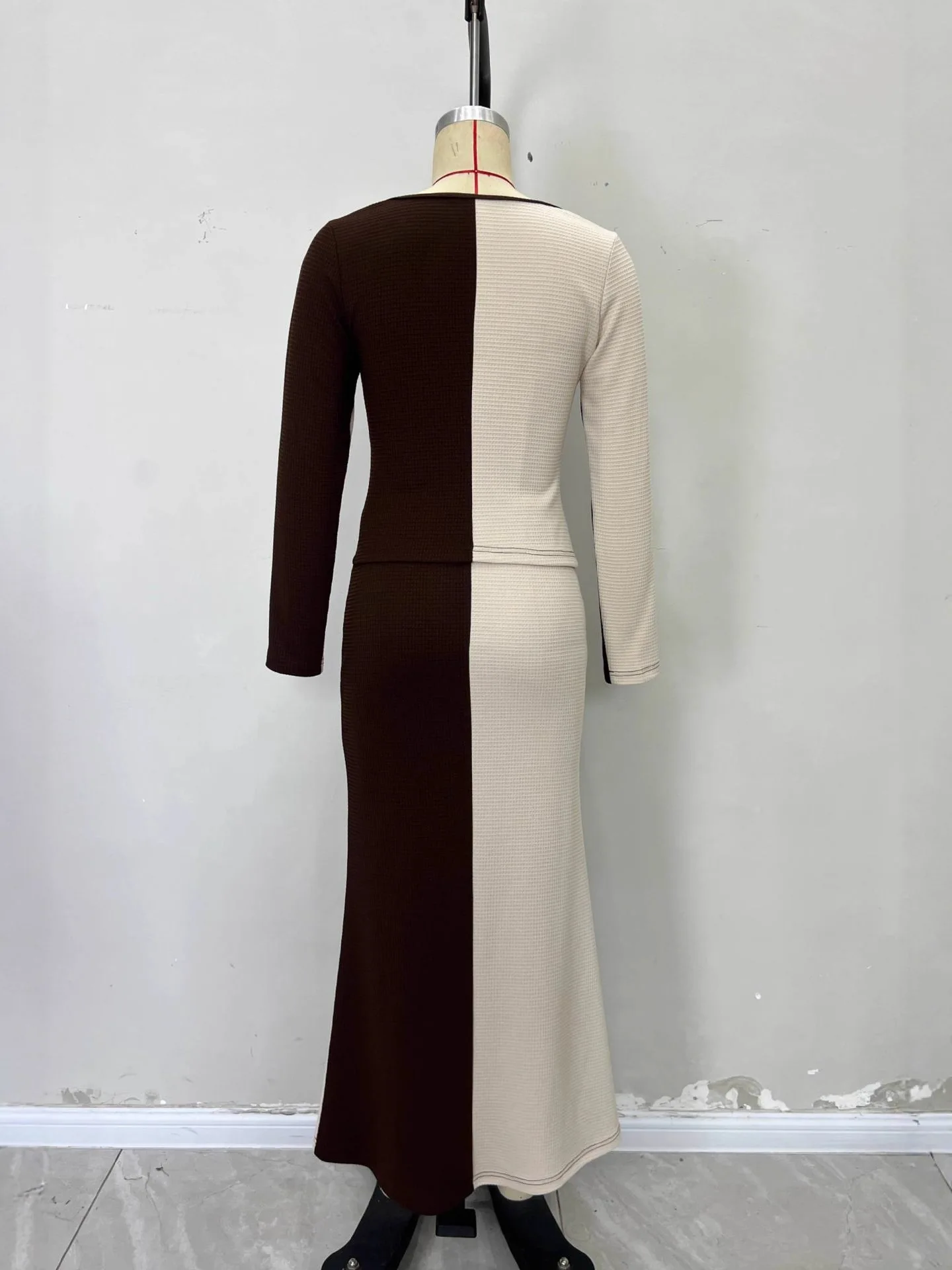 ชุดกระโปรงสูทผู้หญิงสไตล์ใหม่ ดีไซน์เรียบหรู แฟชั่นสีตัดกัน คอวี กระดุมผ่าหน้า ทรงเข้ารูป กระโปรงสีเดียวกัน