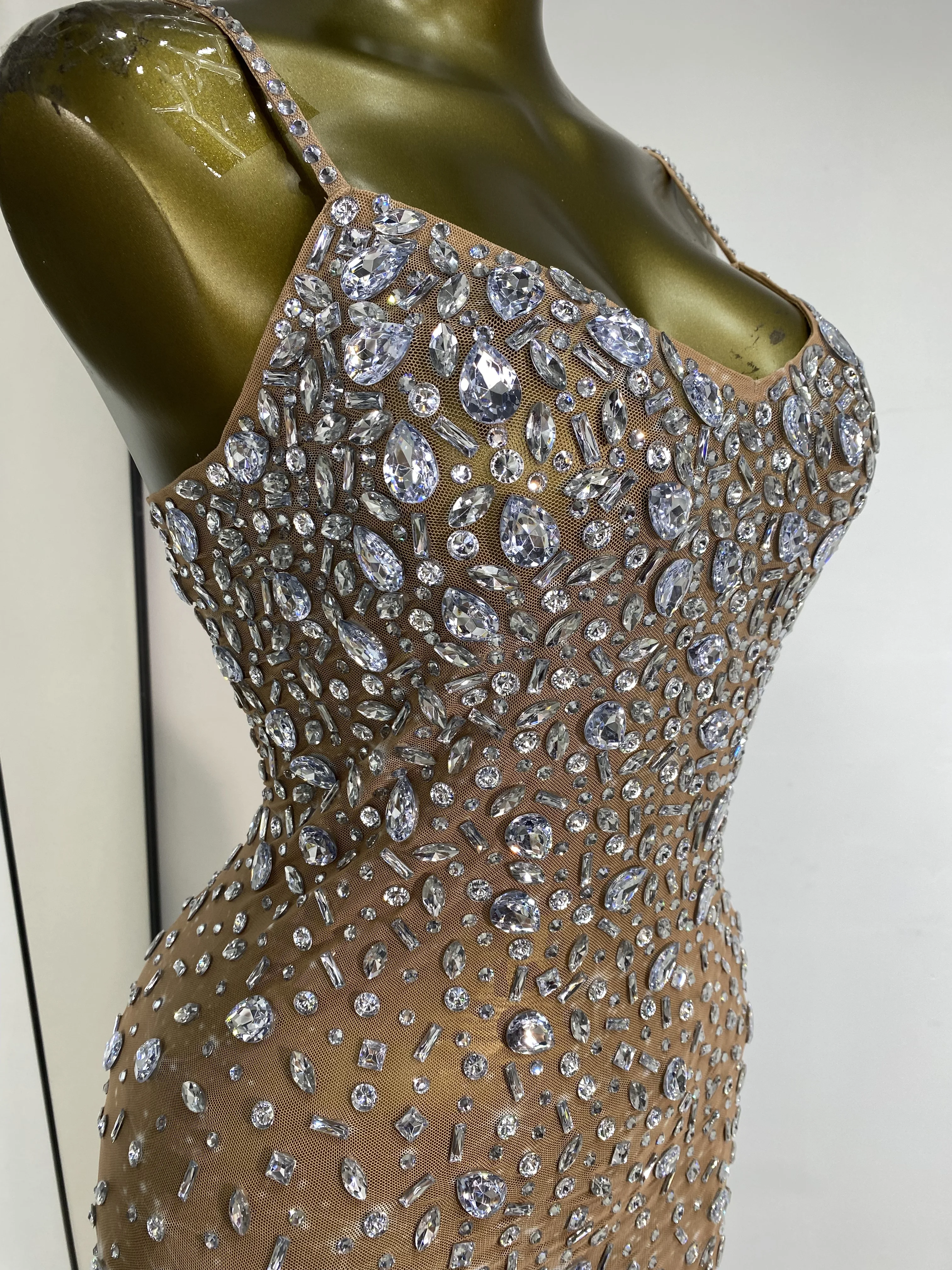 Sparkly Strass Mesh Jurk Spaghetti Band V-hals Asymmetrisch Lang Doorzien Sexy Avond Club Feestjurk Zanger Kostuums