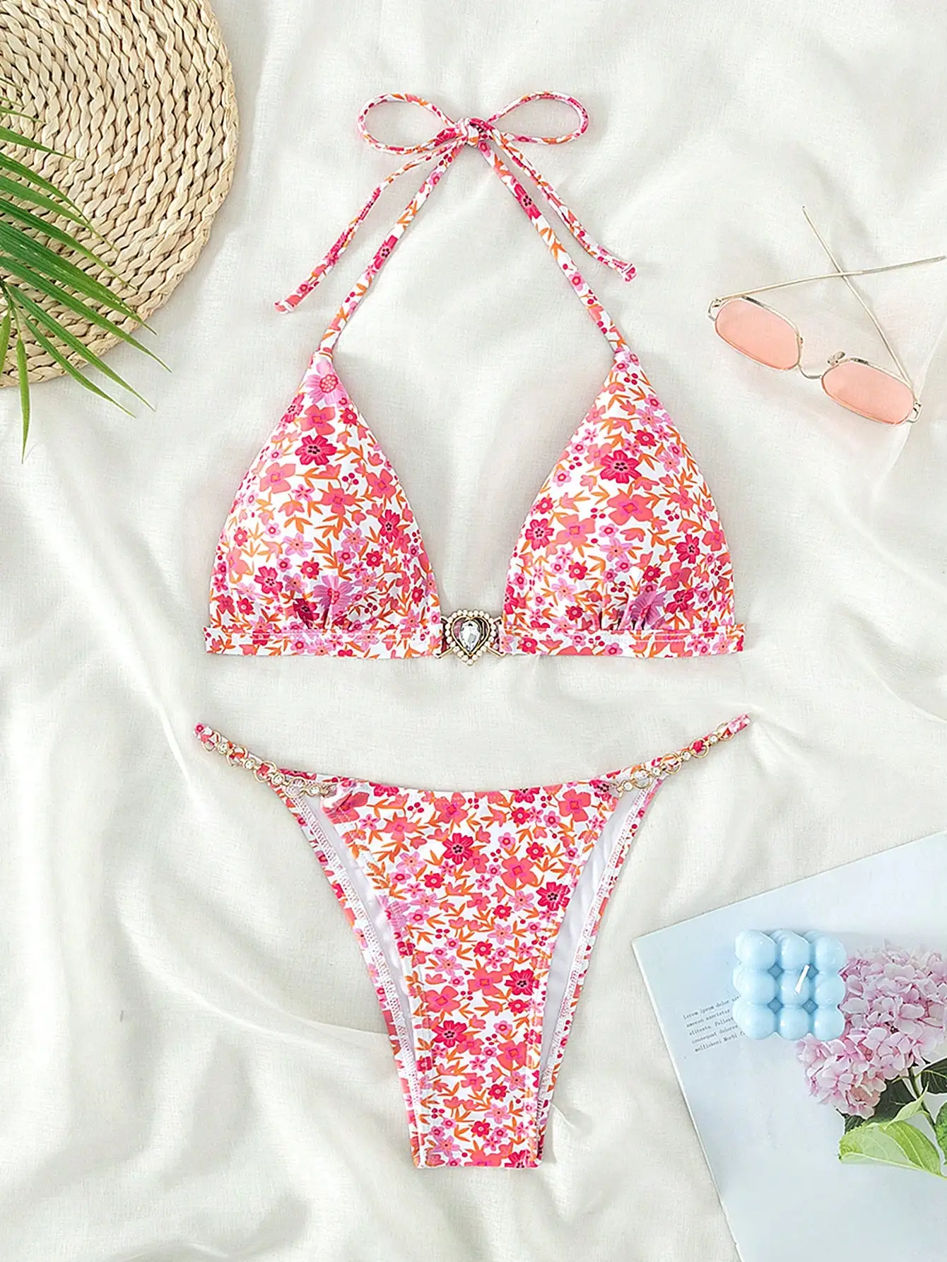 บิกินี่ลายดอกไม้พร้อมถ้วยสามเหลี่ยมดีไซน์เชือกแขวนคอสําหรับรวบรวมท่องชายหาด