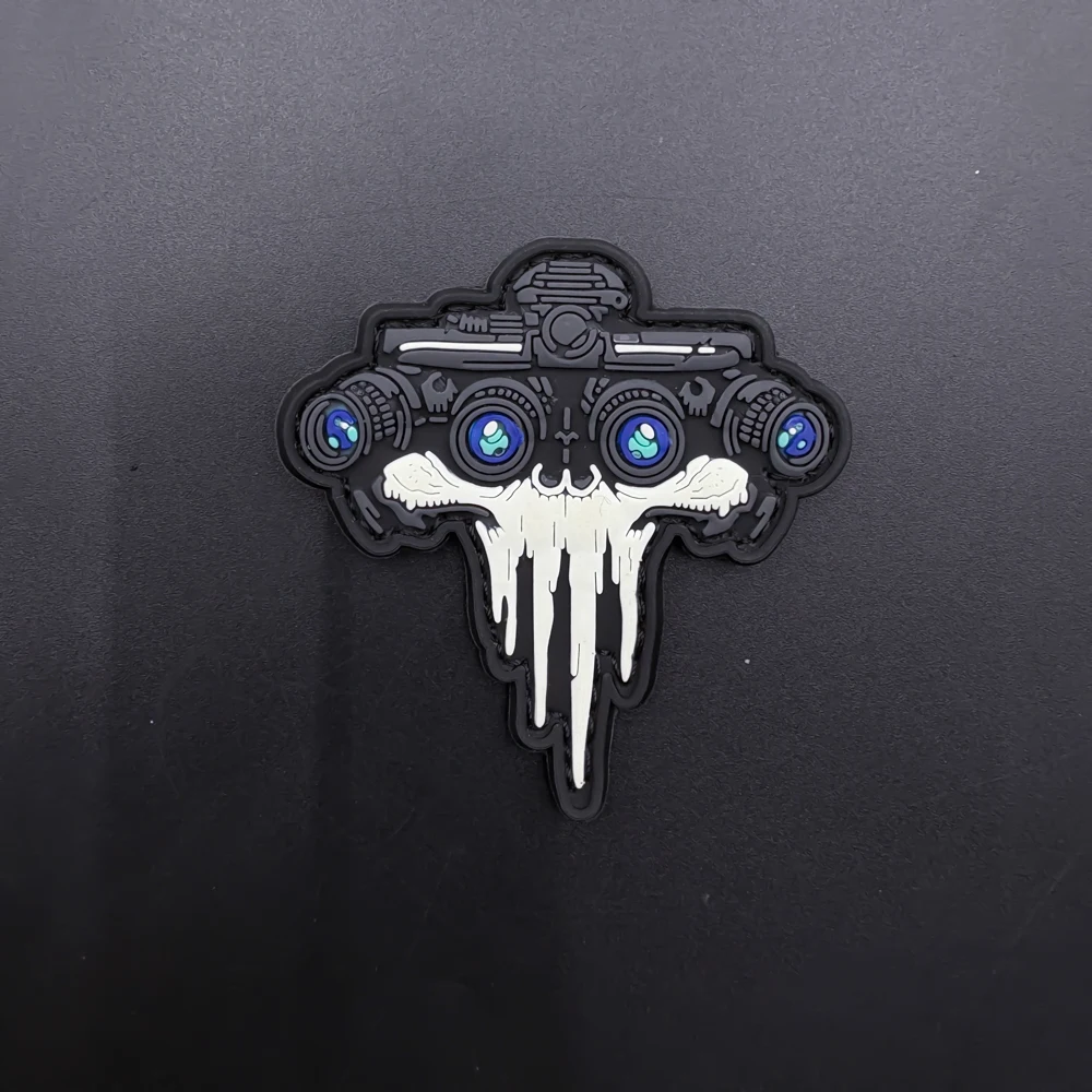 Una pegatina de insignia de parche de PVC con patrón de nave espacial, con efecto que brilla en la oscuridad, tiene un gancho en la parte posterior, adecuada para decorar bolsos, mochilas, chalecos y ropa, pegatina de parche bordada, goma suave