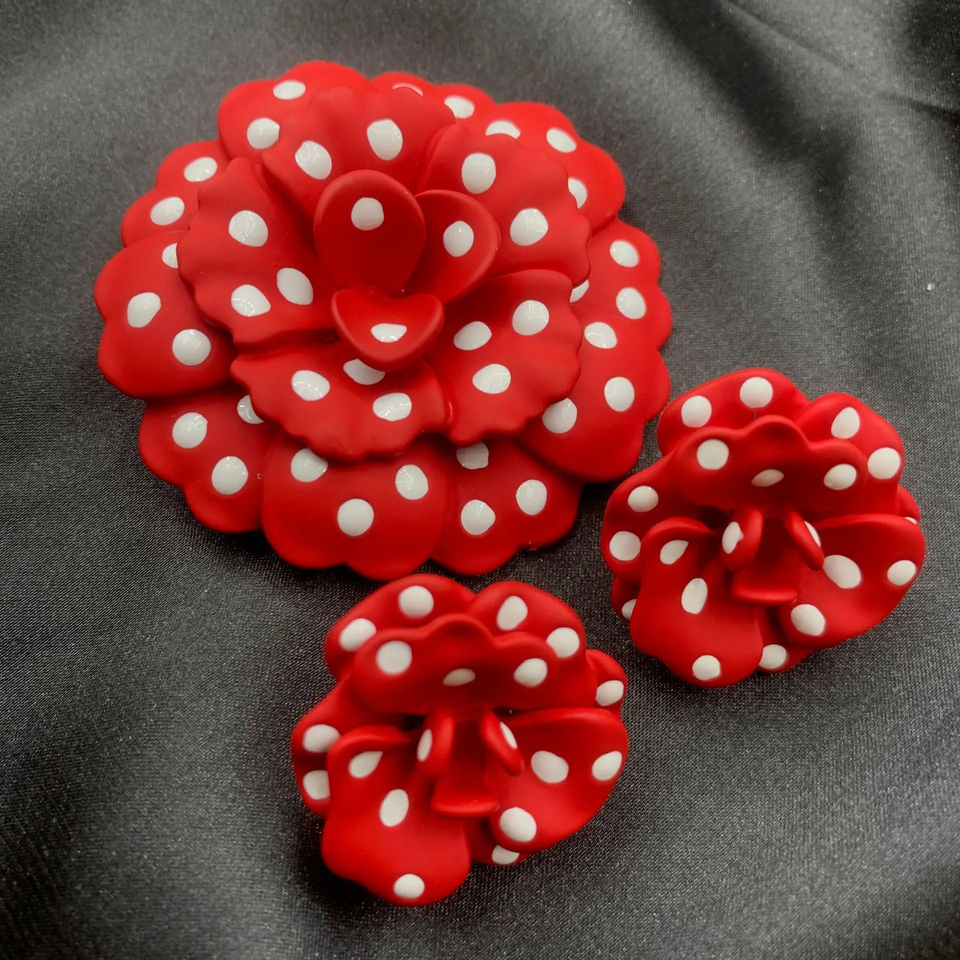 

Красный цветок в горошек, свет, роскошная модная универсальная брошь с милым темпераментом и набор зажимов для ушей