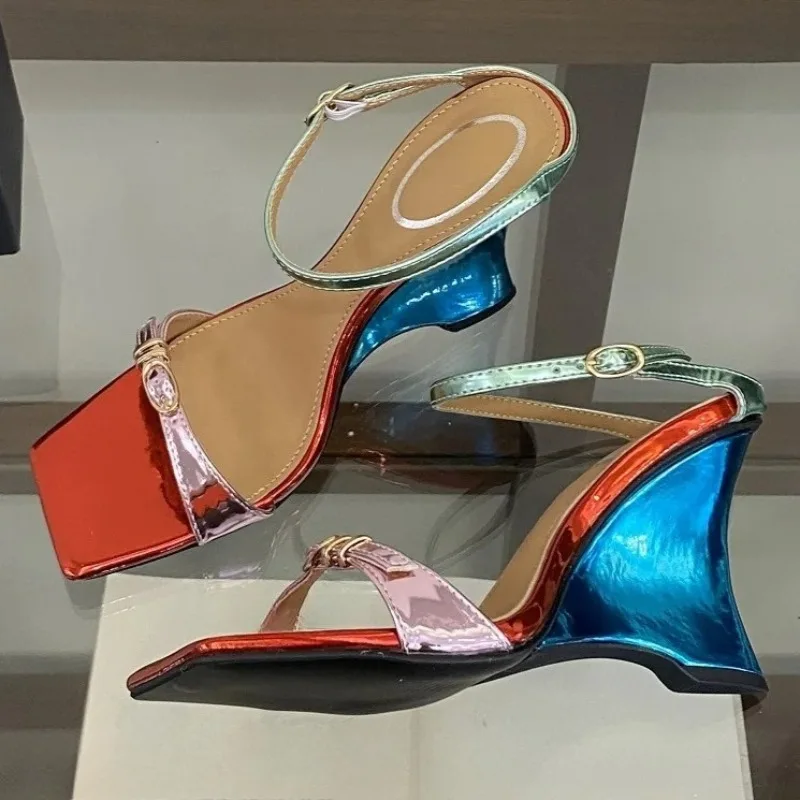 Aneikeh Farbblock-Keilsandalen mit quadratischer offener Zehenpartie, Slingback-Knöchelriemen und Schnalle – Sommer-Partyschuhe mit Keilabsatz und Mules-Design