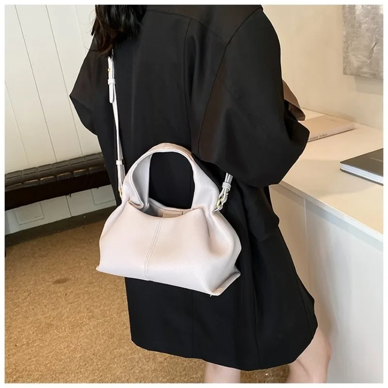 Mini-Halbmond-Umhängetasche, kompakt & stilvoll mit Wildleder-Finish und Bärenmotiv, kleine Kapazität für alltägliche Freizeitaktivitäten & Arbeit – Detail 26