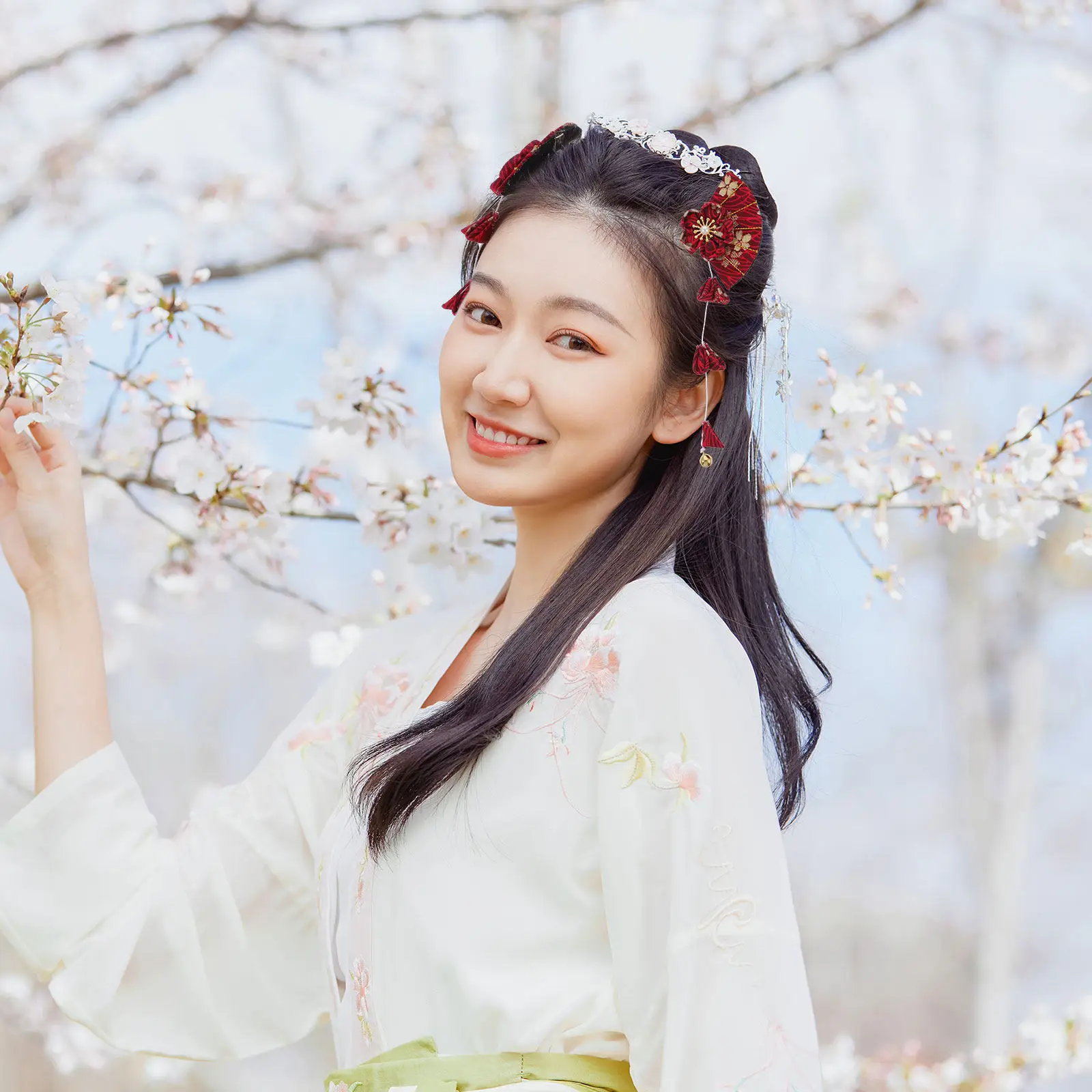 

1Pair Japanese-Style Fans Shape Hairpin Fabric Hair Clip with Tassel Pendant for Wedding Party Evening Hair