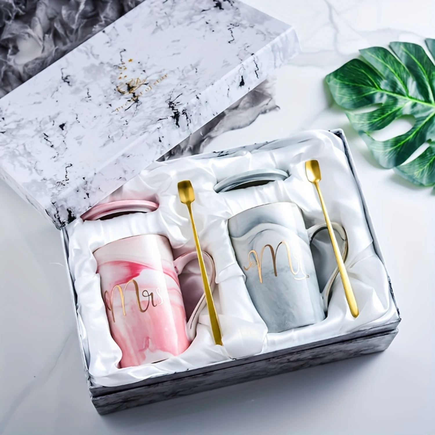 Кофейные кружки Mr & Mrs с мраморным принтом, 14 унций, с крышкой — подарок на годовщину и свадьбу, безопасный для морозильной камеры, набор многоразовых чашек