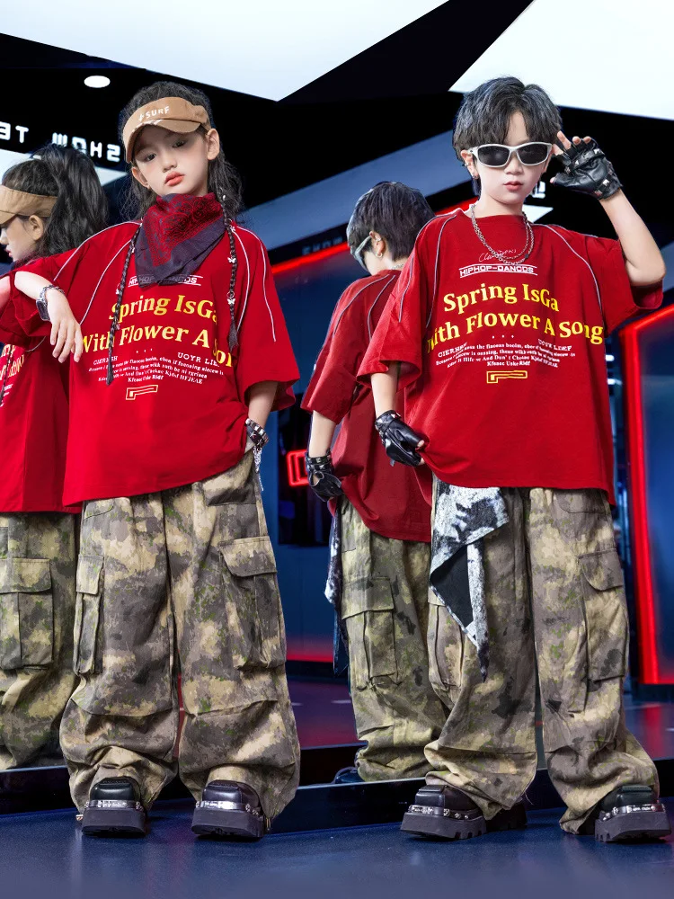 ヒップホップ子供ダンス衣装セット男の子ハンサムドラムキット赤 Tシャツ迷彩ズボンジャズダンススーツ