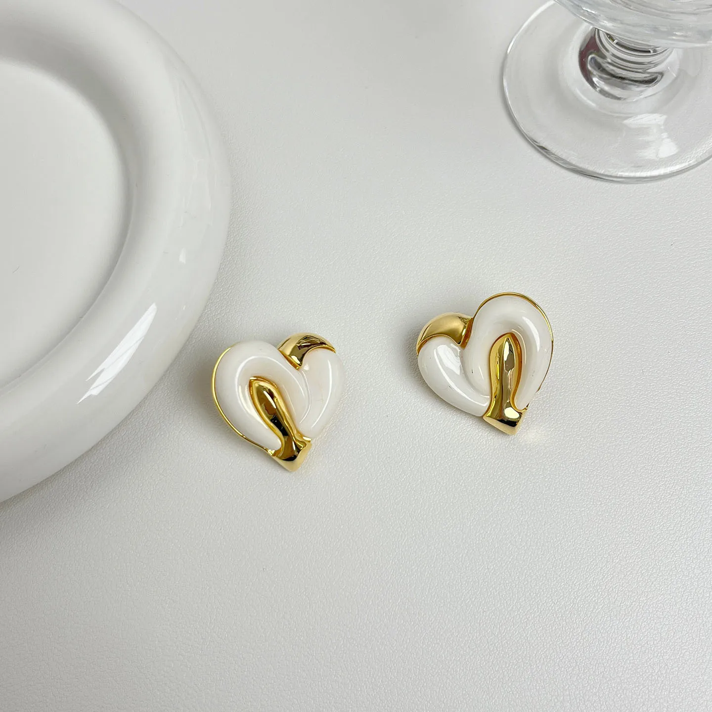 

Ретро-серьги в форме сердца цвета бургунди для женщин, нишевый дизайн с металлическими вставками, легкая роскошь и высококлассные серьги для повседневной носки.