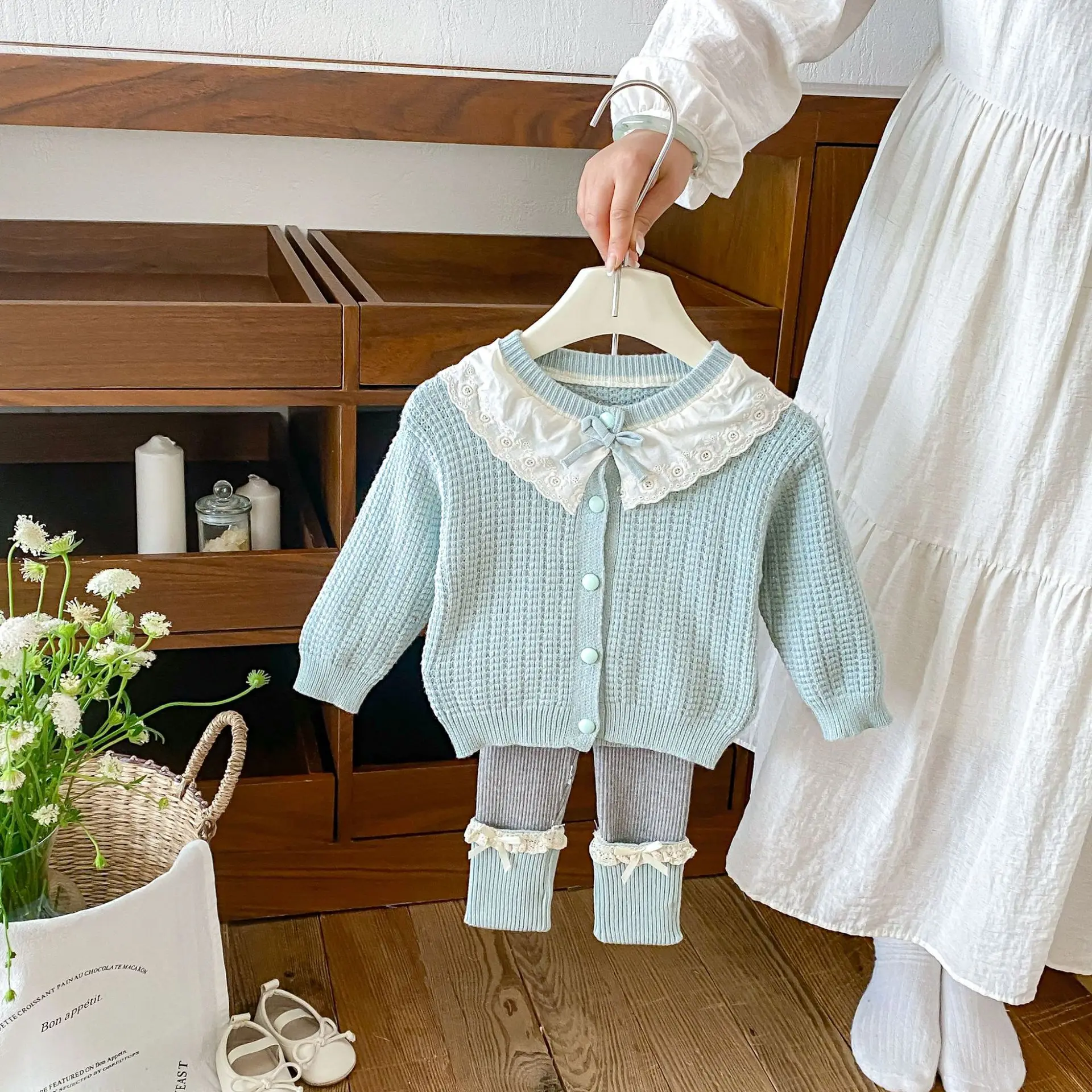 conjunto-de-otono-2026-para-bebes-de-1-a-3-anos-cardigan-de-punto-con-cuello-de-encaje-e-intercolor-pantalones-con-lazo-de-mariposa-conjunto-de-dos-piezas