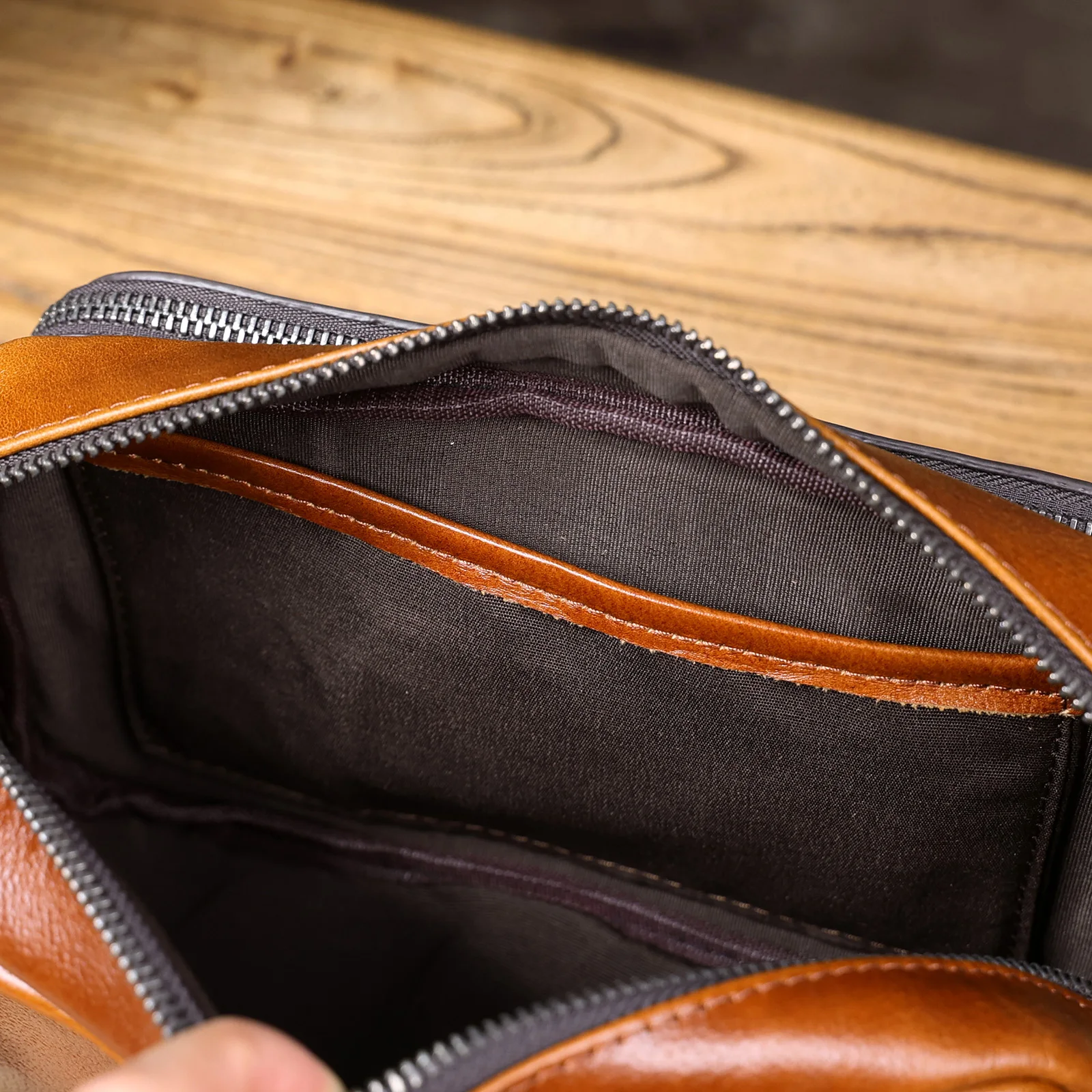 Vintage-Umhängetasche aus hochwertigem, pflanzlich gegerbtem Echtleder für Herren, modische Schultertasche, Motorrad-Umhängetasche – Detail 16