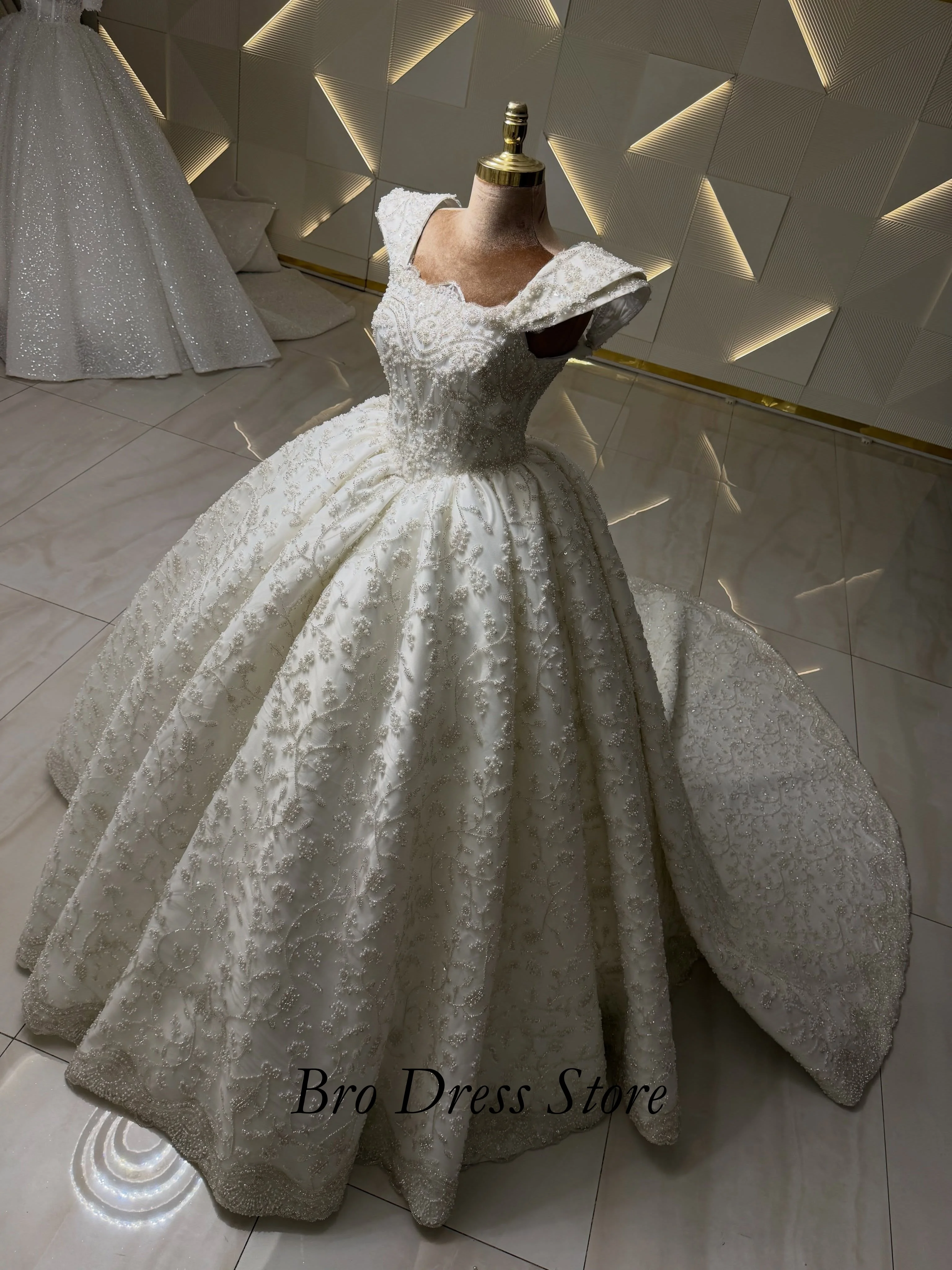 Customzied Royal Luxury Wedding Dress Off Shoulder Princess Ball Gown Beaded Bridal Gown Vestido De Novia
