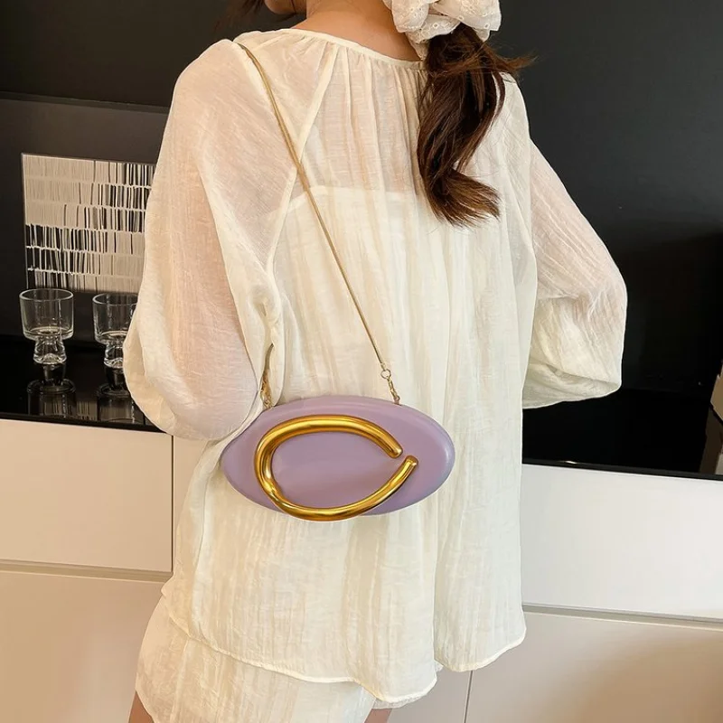 

Spacious Weekender Tote Bag For Ladies In Durable Leather For Short Trips With Elegant Style