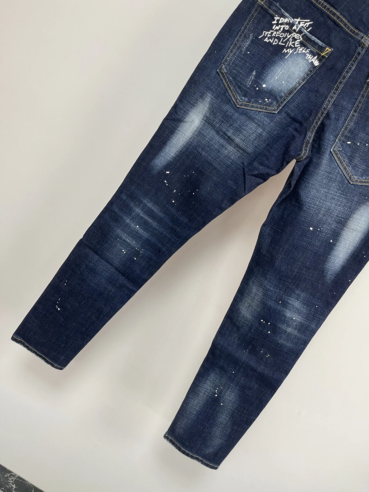 Frühling und Sommer 2025, neue modische Herren-Jeans in gewaschenem Blau, lässiger Reißverschluss, dekorativ, gerade, bedruckt, Graffiti-D2-Jeans für Herren