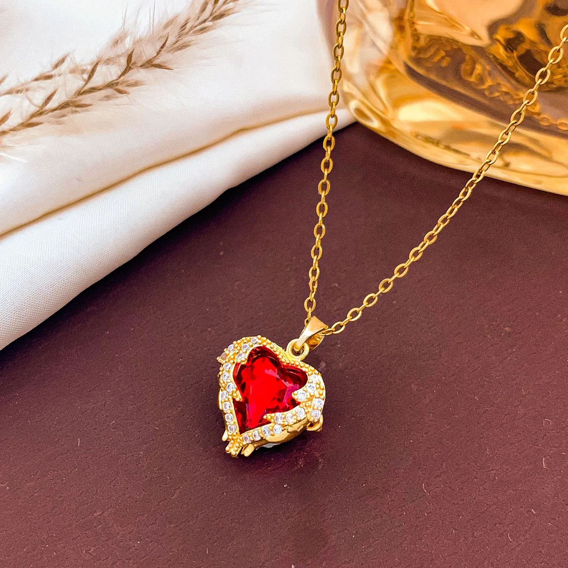 Top Luxury Romance Red Crystal Ocean Heart Pendant Necklace For Women Trendy Alloy Chain Jewelry Female Wedding Neck