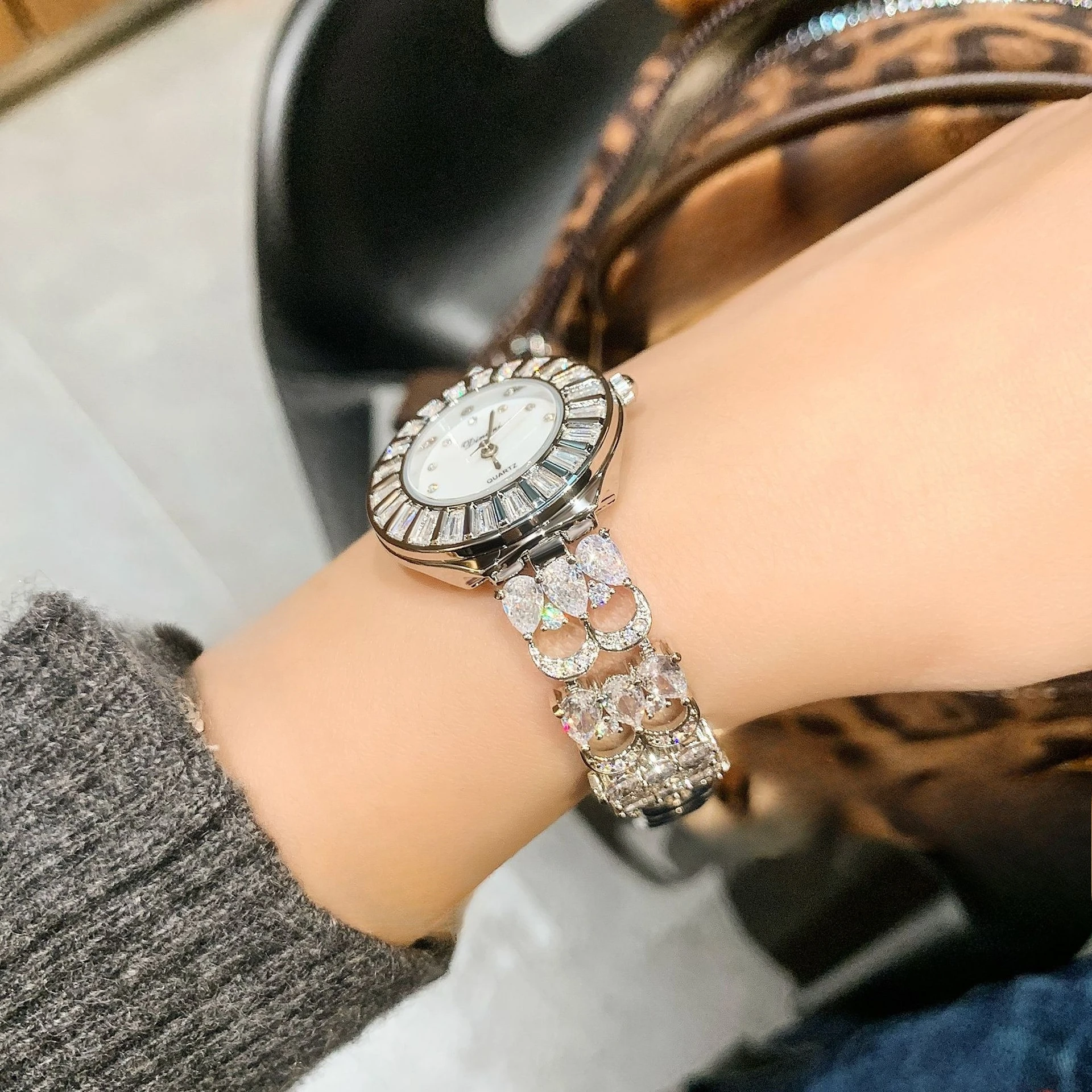 Dimini, nueva pulsera de lujo con luz de diamante, reloj para mujer con correa hueca, tendencia de moda, colección de relojes de cuarzo transfronterizos