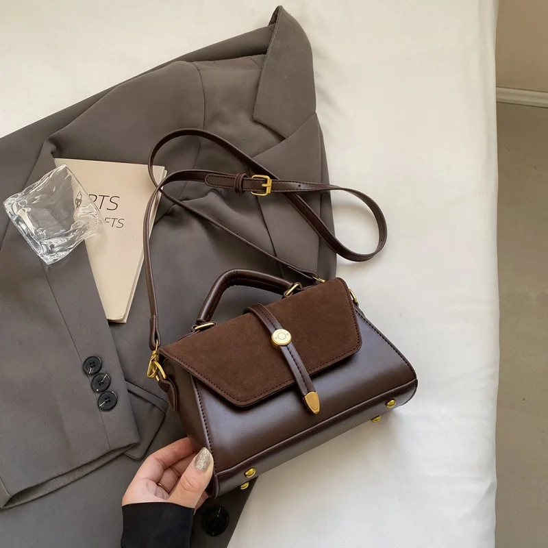 حقيبة يد صناعية أنيقة مع حزام قابل للتعديل وأجهزة ذهبية اللون وإغلاق رفرف - حقيبة كروس هوبو عصرية للتنقل للنساء