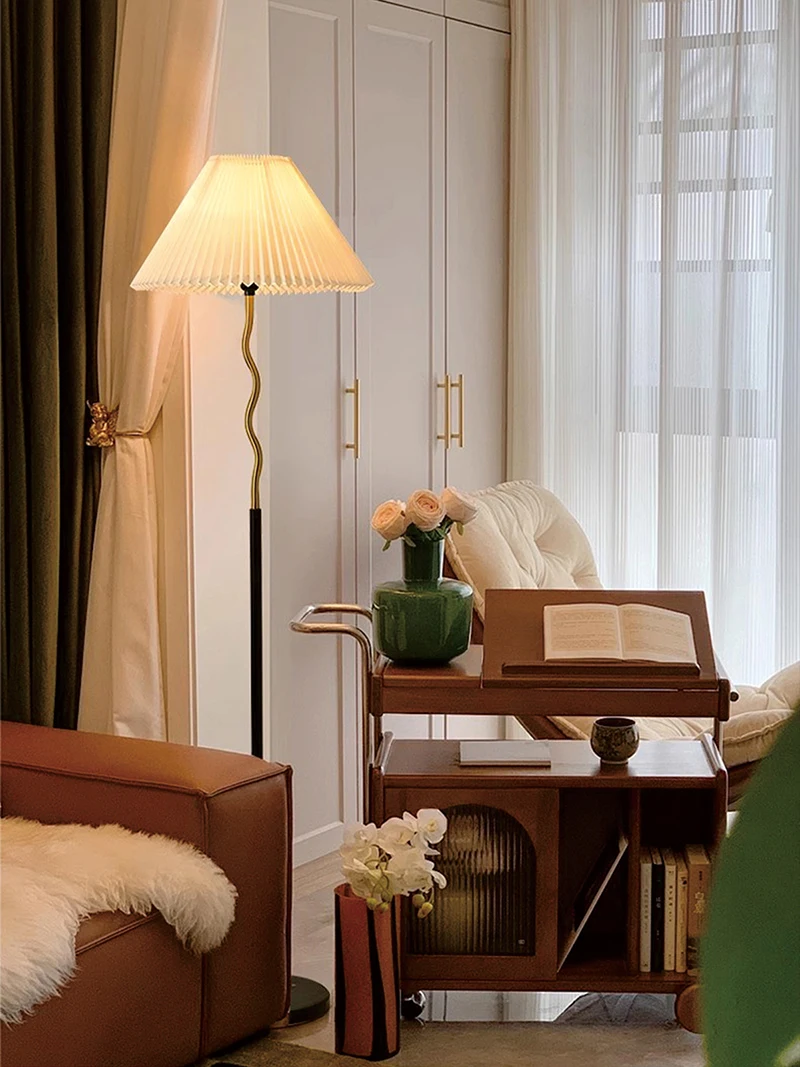 

Nordic Style Pleated Floor Lamp American Living Room Sofa Bedside Lamp Luxury Study Retro Vertical Decorative Lighting