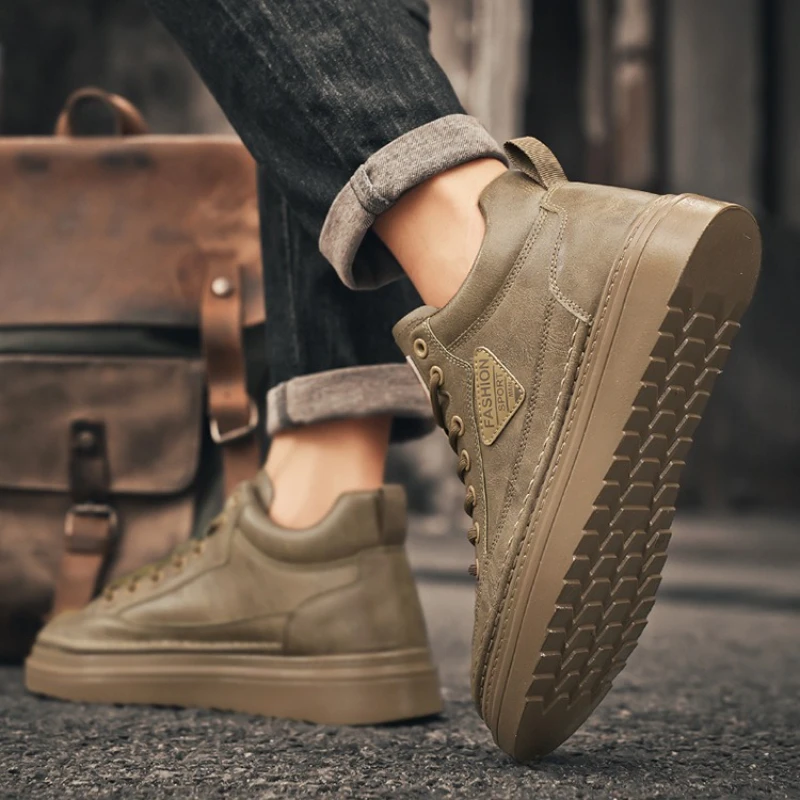 أحذية رجالية موضة أحذية جلدية عالية الجودة 2026New أحذية رياضية من الجلد غير رسمية الدانتيل يصل حذاء من الجلد للرجال منصة عدم الانزلاق الجوارب
