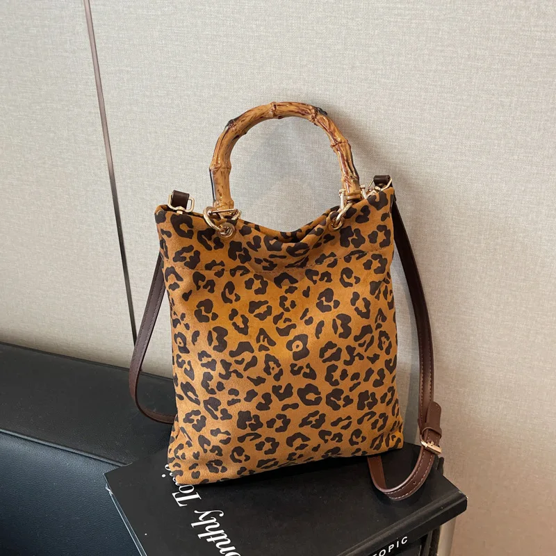 

Нишевая женская сумка с леопардовым принтом, новинка 2025 года, замшевая сумка-мессенджер в стиле ретро, бамбуковая портативная большая сумка