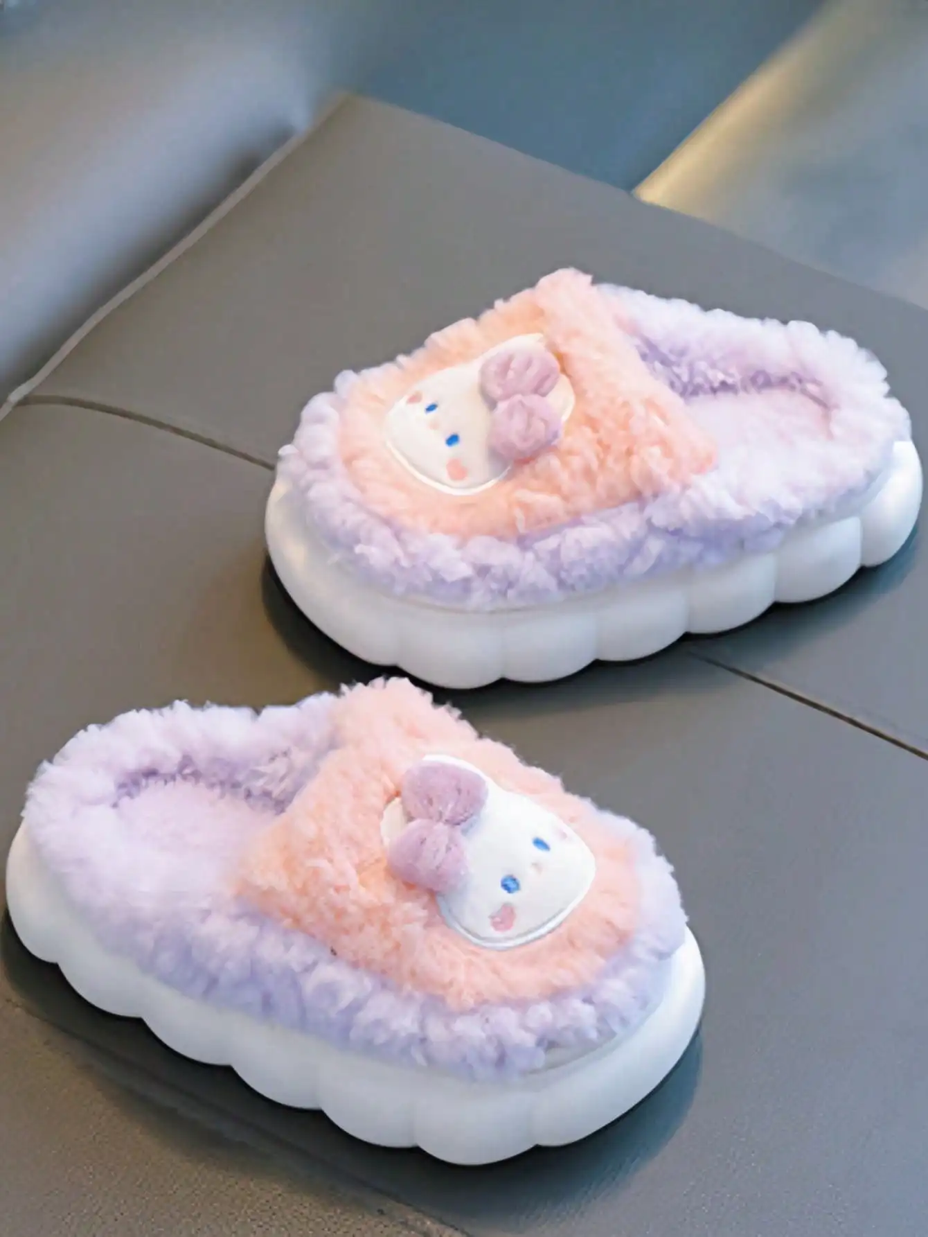 

Пара милых детских домашних противоскользящих и теплых зимне-осенних плюшевых тапочек с кроликом в мультяшном стиле.