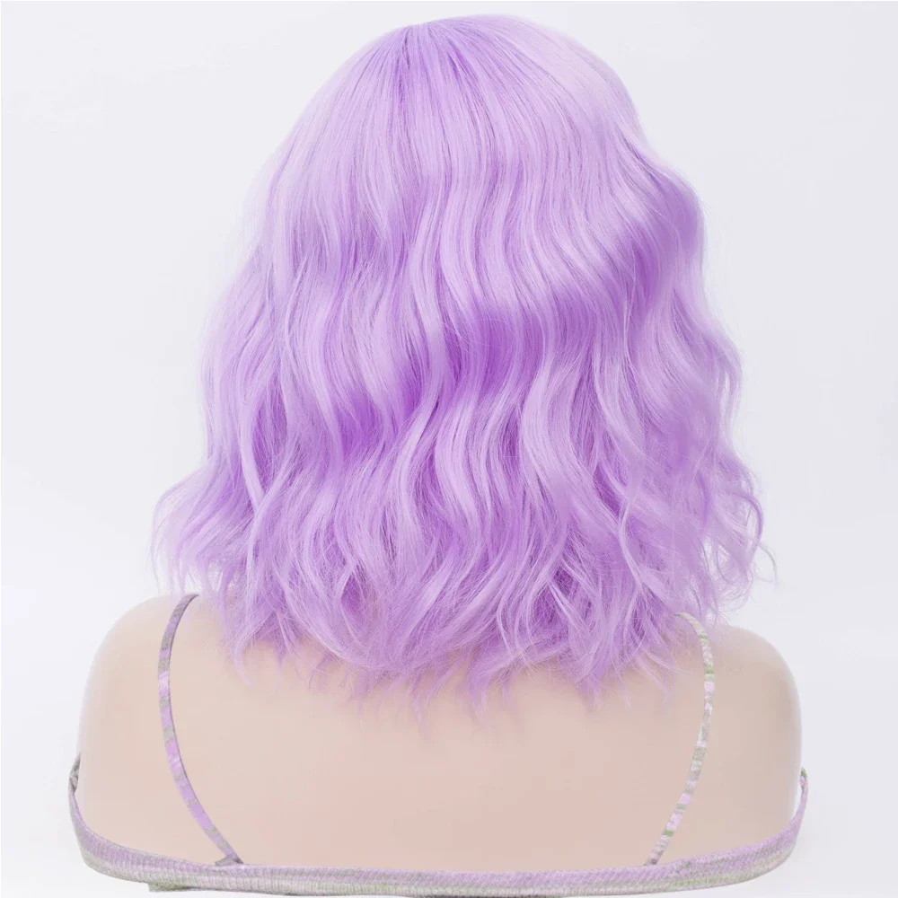المرأة الاصطناعية قصيرة مجعد الضوء الأرجواني شعر مستعار مع الانفجارات الجانبية لوليتا حفلة تأثيري هالوين شعر مستعار مقاومة للحرارة
