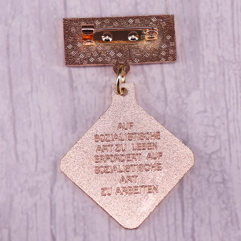 الميدالية المعدنية الحمراء للنشاطين العمال الاشتراكيين في جمهورية ألمانيا الديمقراطية الألمانية تذكار معدني معدني