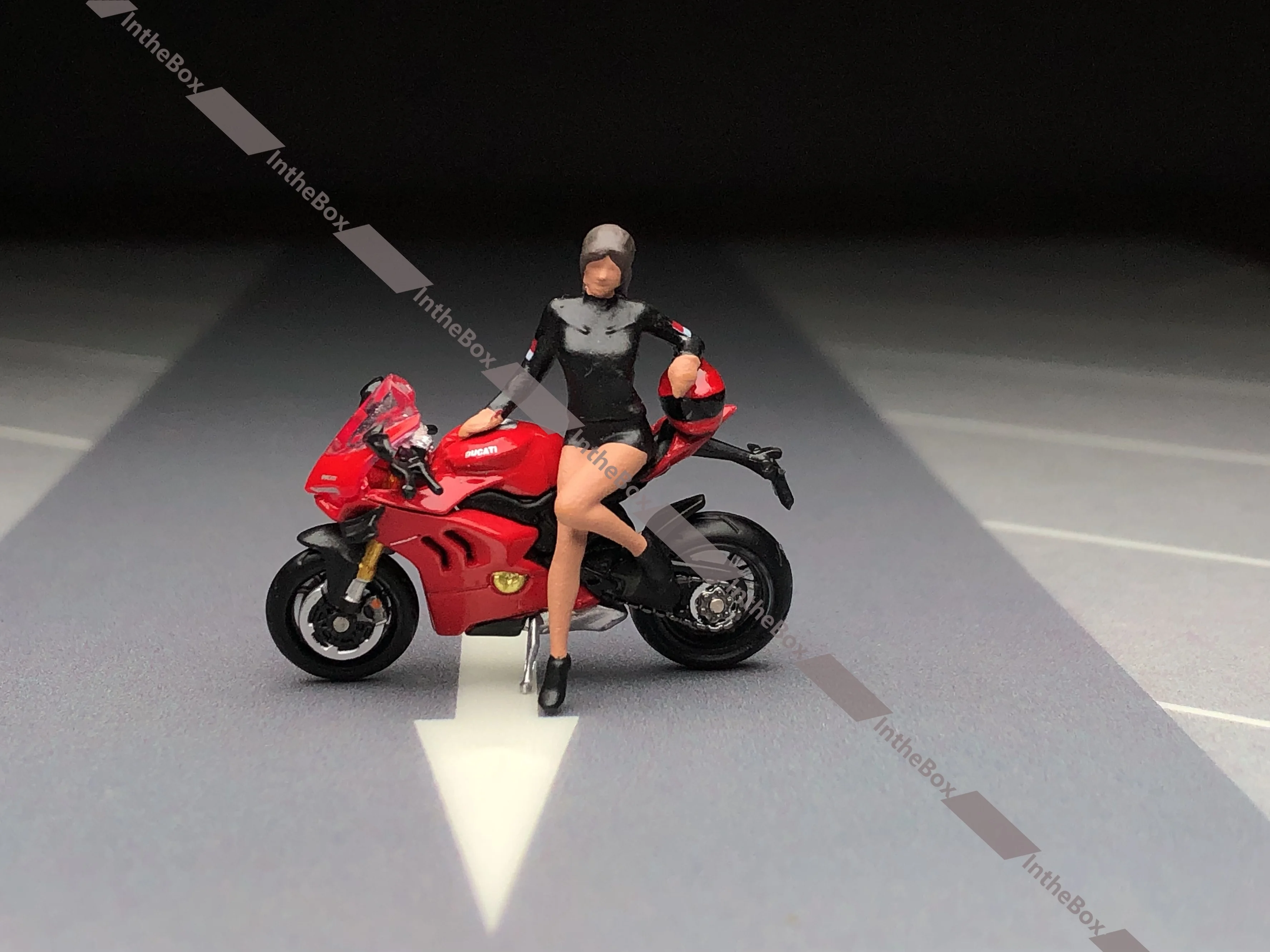 Mini gt 1:64 Panigale V4 S W/ Girl #682 Diecast Car Model Collection Limited Edition Hobby toys