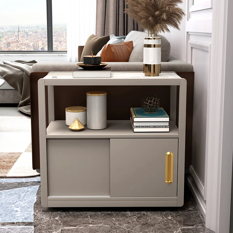 شقق صغيرة بجوار الأريكة مع ألواح الصخور والزوايا وعدد قليل من خزائن التخزين المتحركة، وهي بسيطة ومخزنة