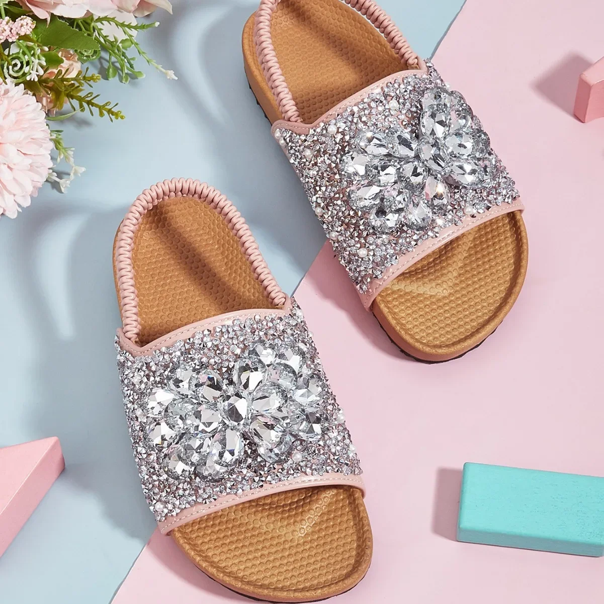 NOVEDAD DE VERANO 20224, sandalias de princesa con diamantes de imitación para niñas, zapatillas informales antideslizantes de suela suave para niños, zapatos planos de playa