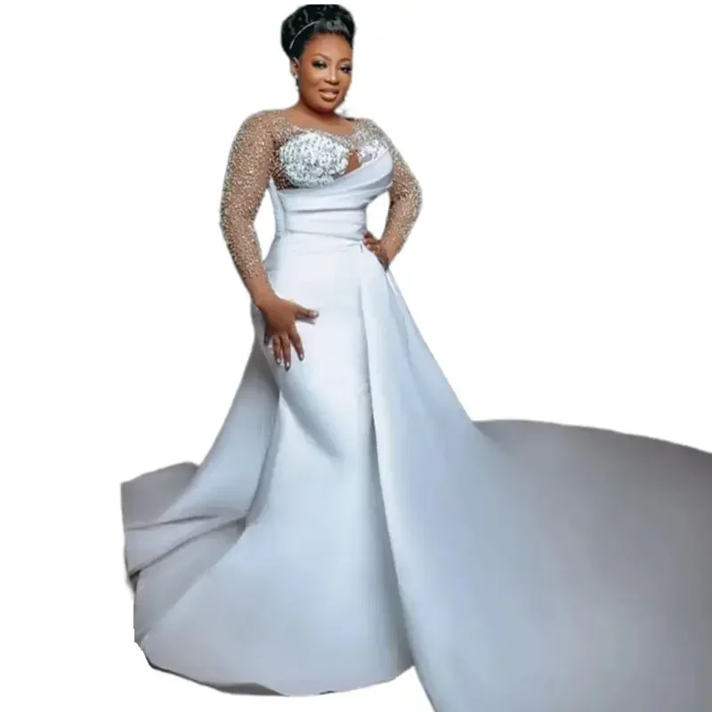 カスタムメイドのクリスタルビーズをあしらったマーメイドウェディングドレス、ジュエルネック、ロングスリーブ、ホワイトサテンのウェディングガウン、取り外し可能なトレーン、アラビア風