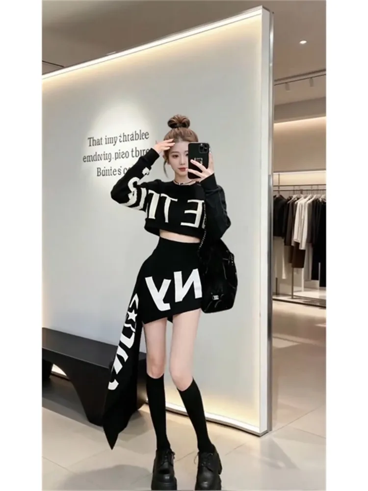 

Стильный свободный женский комплект из двух предметов: черный вязаный топ с длинным рукавом и круглым вырезом, юбка с высокой талией. Весенняя мода, уникальный стиль.