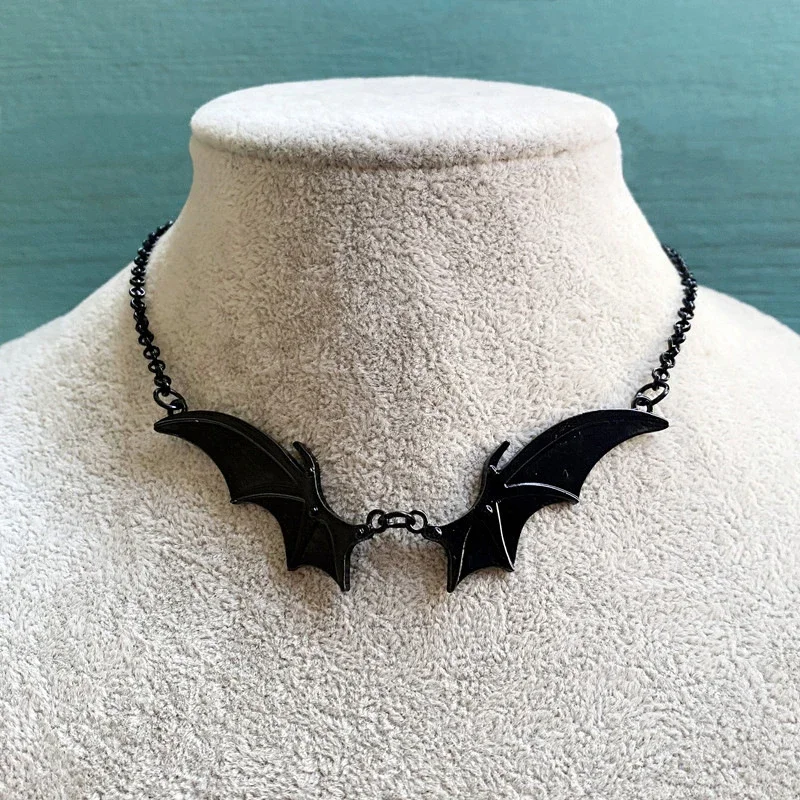 Black Gothic Design Vintage Bat Spreading Wings Pendant Necklace for Men and Women Hip Hop Rock Party Accessories