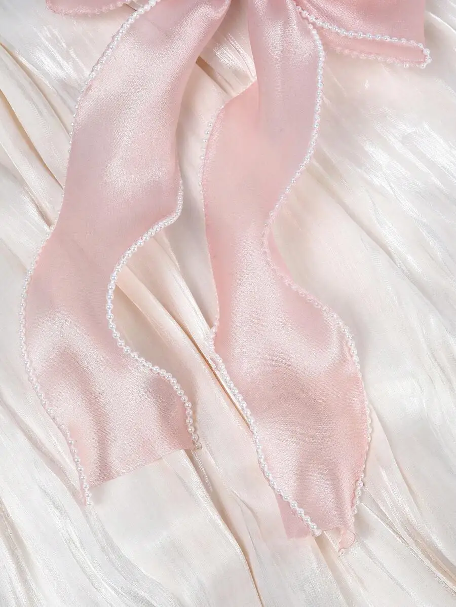 

Розовая заколка для волос с атласным бантом и жемчужной отделкой для женщин, элегантная заколка-крокодил для свадеб, вечеринок и повседневного использования.