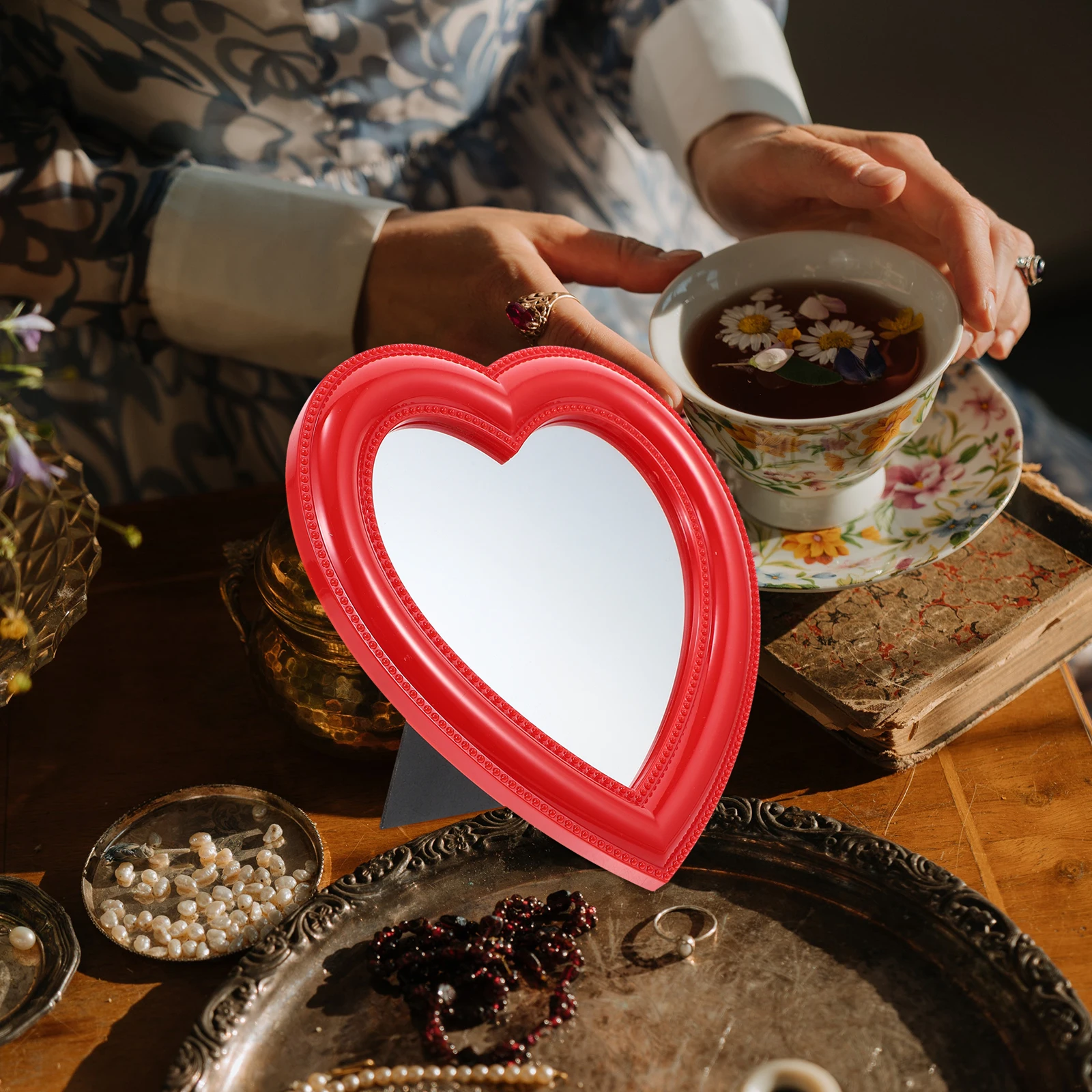 

1Pcs Desktop Hanging Makeup Shape Fine Workmanship Mirror for Home Women Daily Use