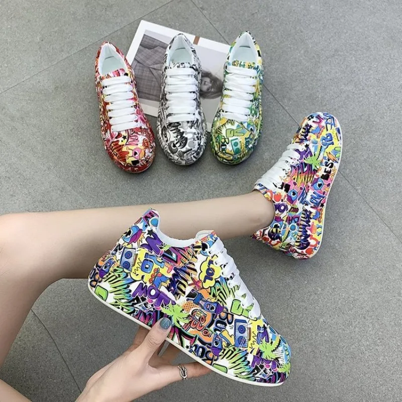 Damskie trampki 2023 Fashion New Painted Graffiti Lace Up Sports Shoes for Women Flat Pu Leather Ladies Running Shoes