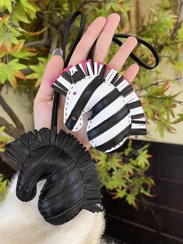 colgante-de-cuero-genuino-de-oveja-con-borla-y-cabeza-de-caballo-unicornio-o-cebra-para-bolso-o-mochila-decoracion-colgante-de-lujo