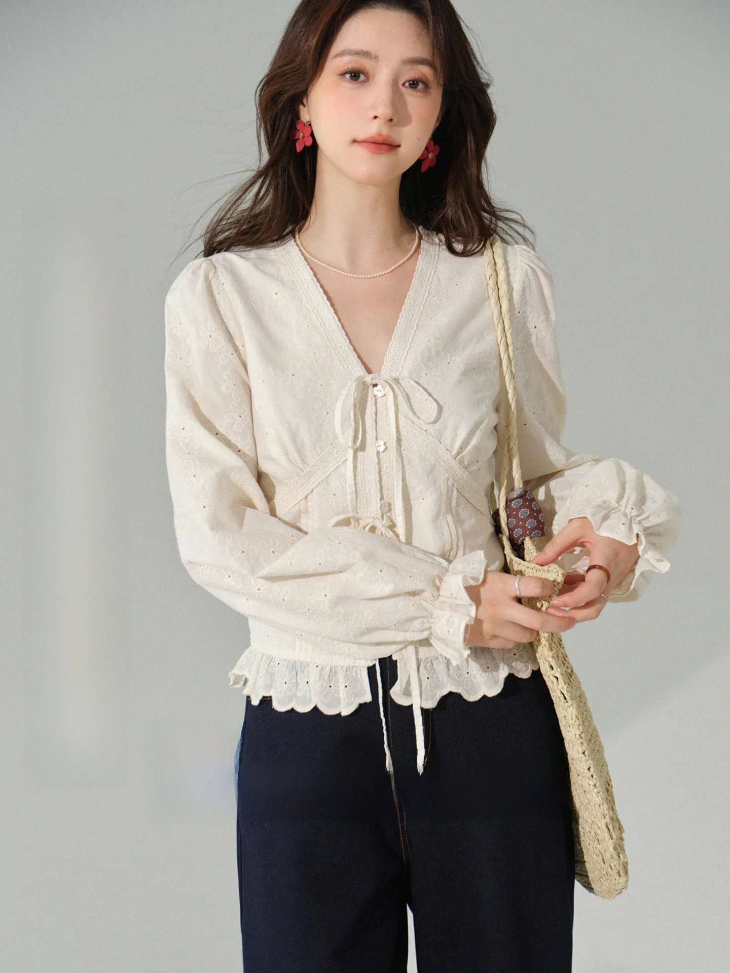 

Винтажная женская блузка из чистого хлопка с V-образным вырезом, вышивкой и ажурными элементами, весенняя, приталенная, с рукавами-колокол, в стиле Sweet Sle