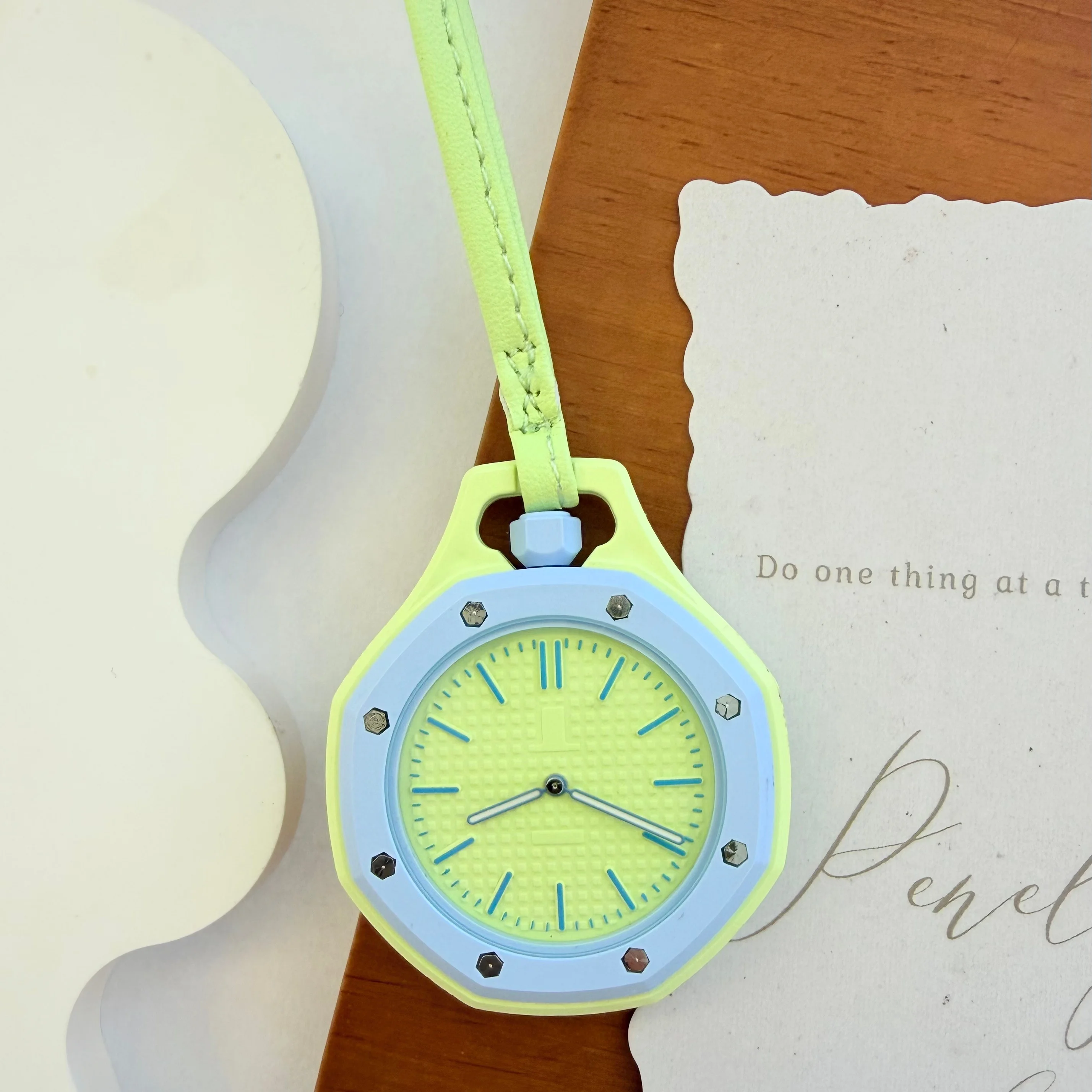 Reloj de bolsillo octogonal Dopamine Macaron, reloj colgante de cuarzo unisex estilo Royal Pop, con correa de cuero del mismo color, reloj accesorio de moda para bolso, reloj colgante portátil con puntero, adecuado para regalos de cumpleaños