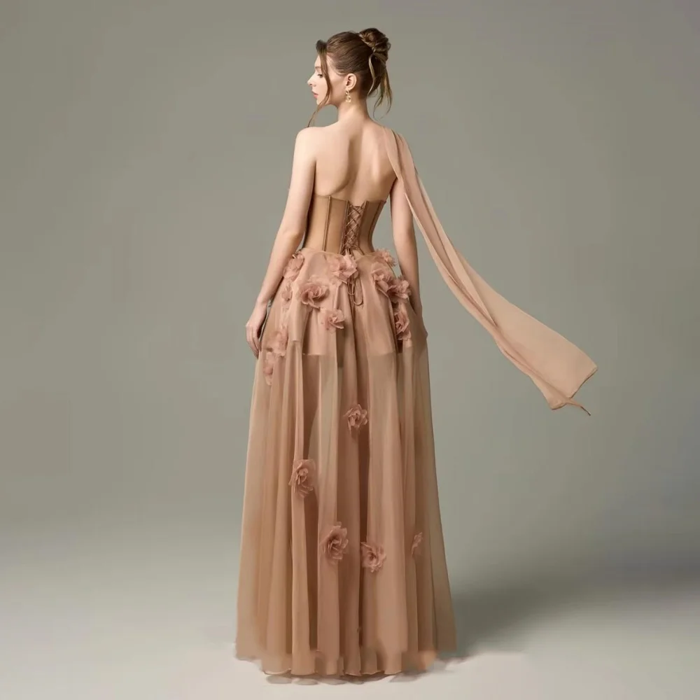 Aangepaste prachtige ruches dames galajurk strapless charmante ruches kant-up bloem applique feestjurk dames avondjurk