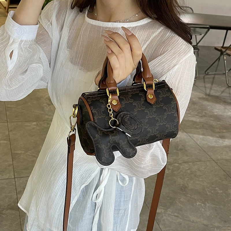 

Famous Designer Leather Crossbody Bag for Ladies, Classic Shoulder Option, Versatile for Office or Weekend