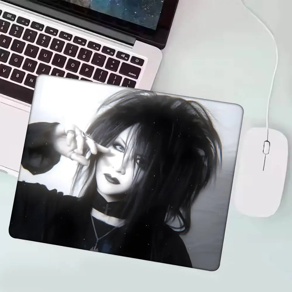 1 قطعة لوحة ماوس قوطية مانا سما كلاها غير قابلة للانزلاق مناسبة لأجهزة الكمبيوتر المكتبية وأجهزة الكمبيوتر المحمولة والألعاب الرياضية الإلكترونية حصير مكتبي XXL لوحة المفاتيح #2