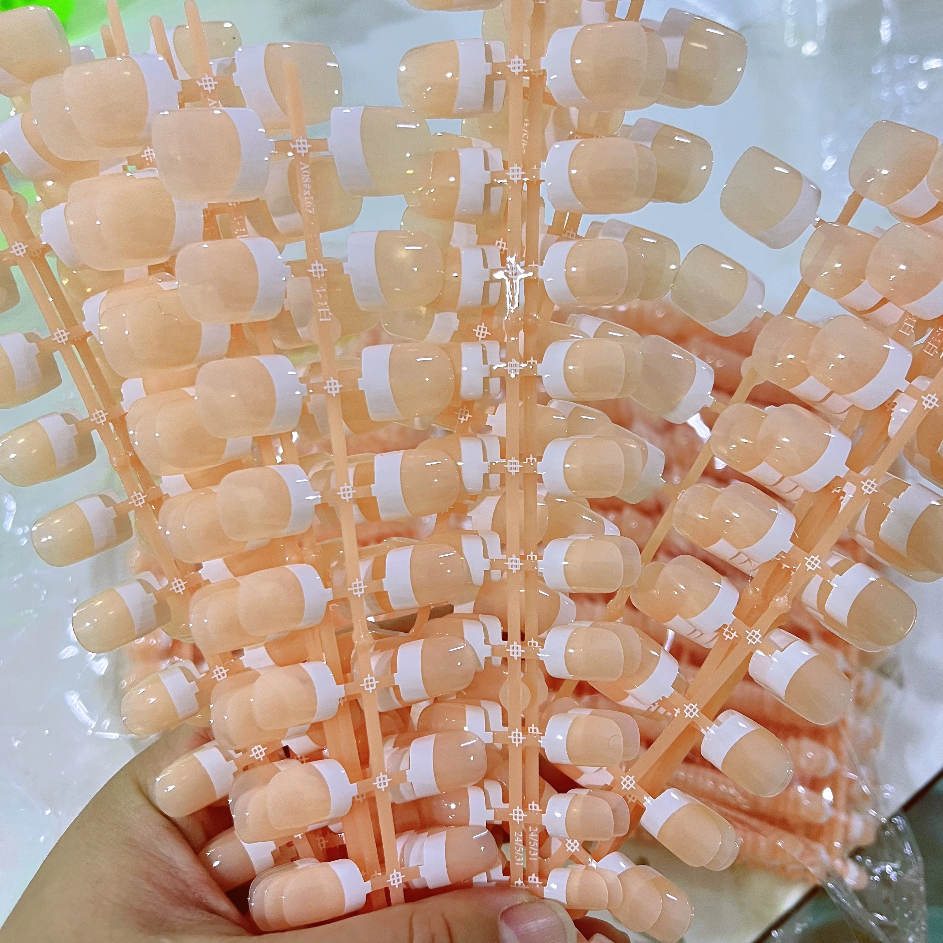 120pcs French Tip Press-On Nails Set Glossy Nude & White Short Square Acrylic Fake Nails Full Cover Brightening Fingernails Tips