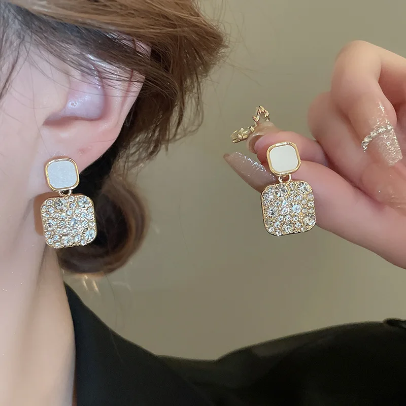 Light luxury style super flash diamond-set square geometry, earrings are fashionable, niche temperament high-end earrings women