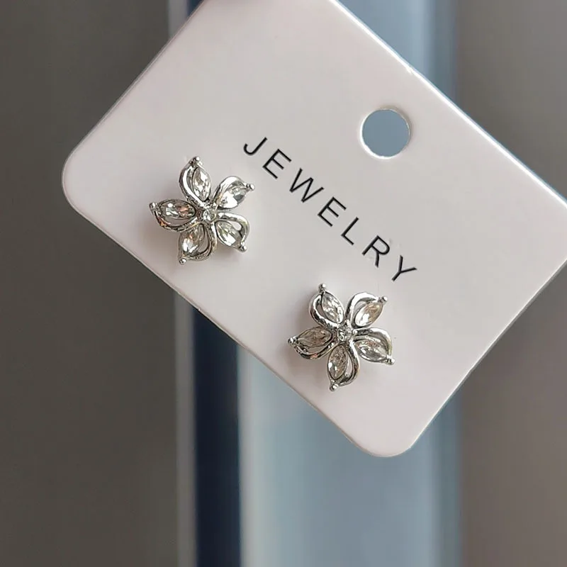 Zierliche Blumen-Ohrstecker für Frauen, Piercing, Knorpel-Ohrring, niedlicher Zirkon, goldfarben, ästhetischer Schmuck für Damen, Geschenk